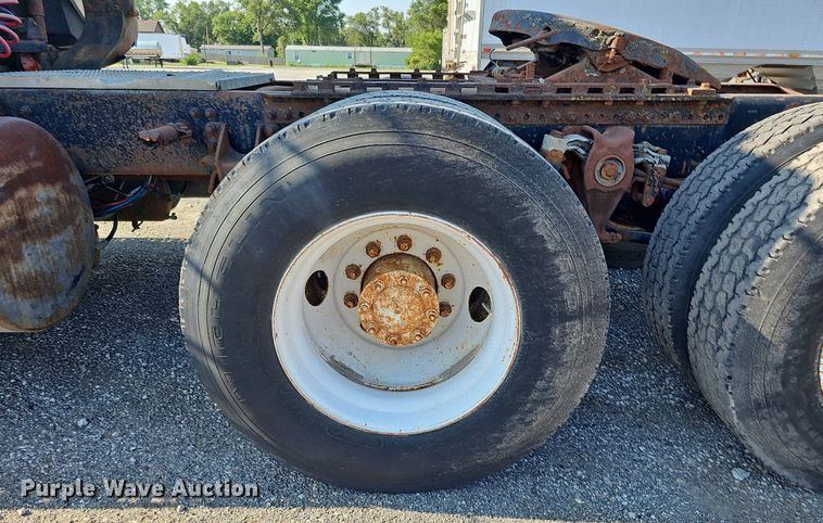 image for item DO2837 1988 Freightliner FLC  semi truck