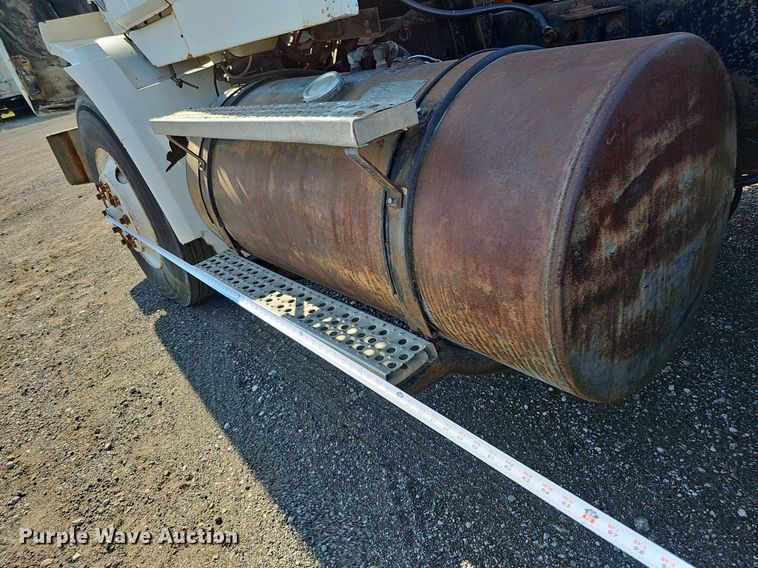 image for item DO2837 1988 Freightliner FLC  semi truck