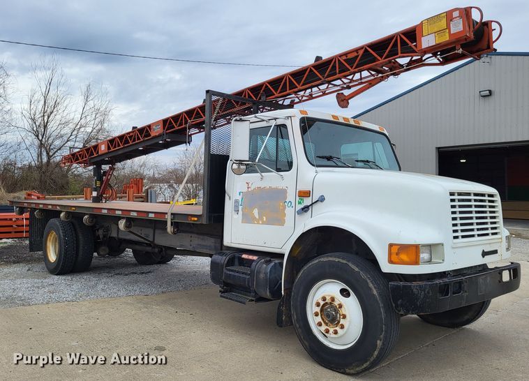 image for item DO3619 1993 International 4900  flatbed truck