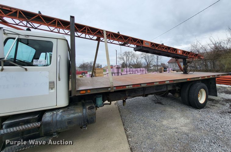 image for item DO3619 1993 International 4900  flatbed truck