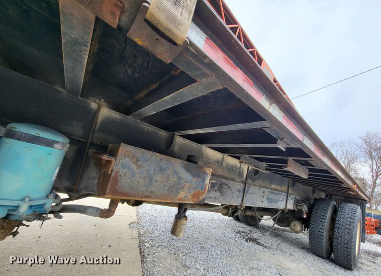 image for item DO3619 1993 International 4900  flatbed truck