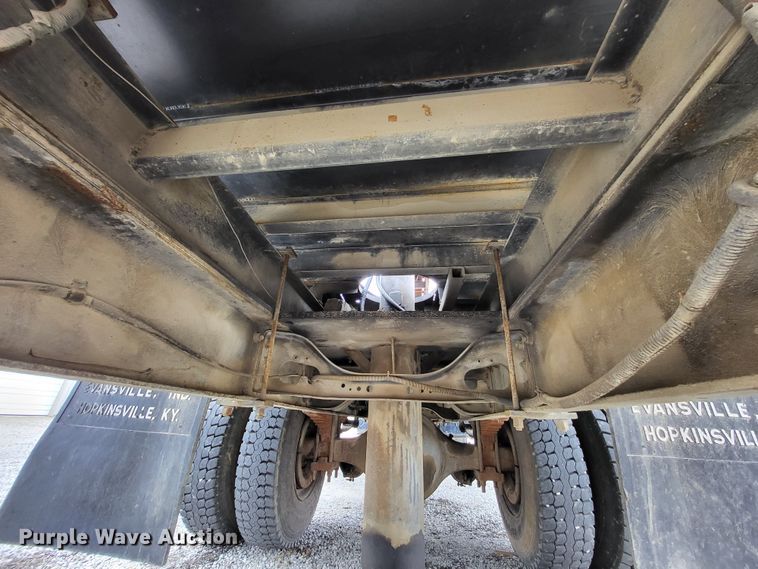 image for item DO3619 1993 International 4900  flatbed truck