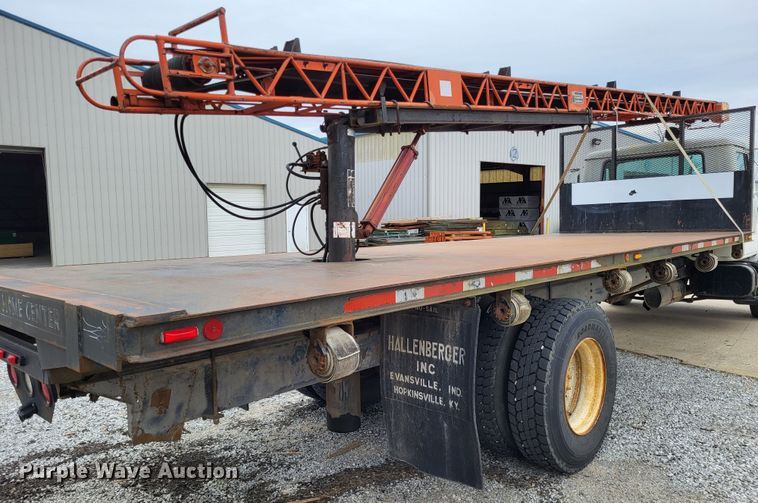 image for item DO3619 1993 International 4900  flatbed truck