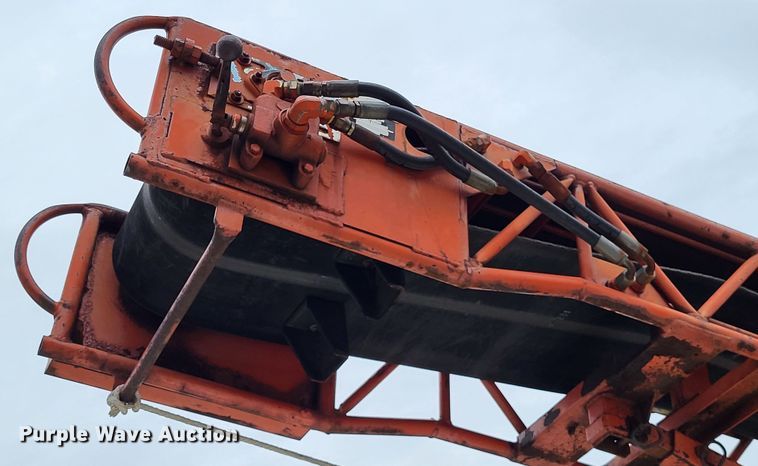 image for item DO3619 1993 International 4900  flatbed truck