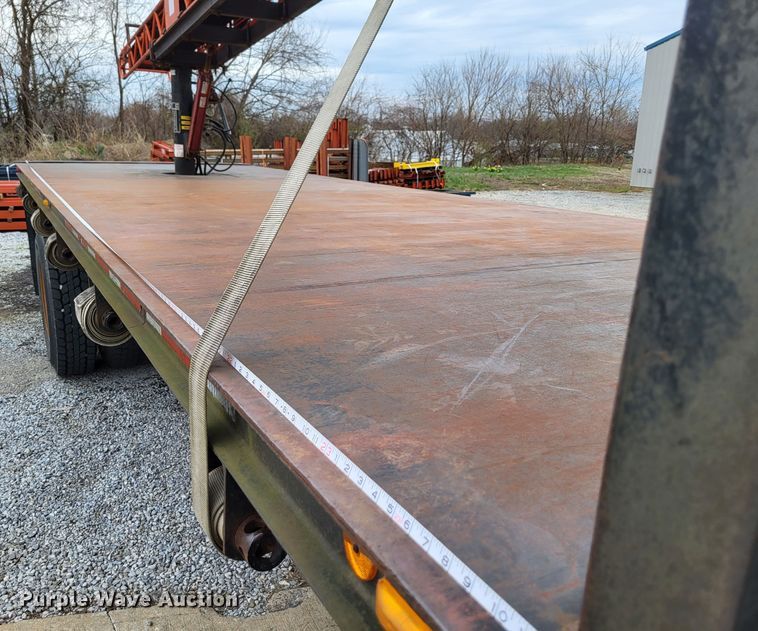 image for item DO3619 1993 International 4900  flatbed truck