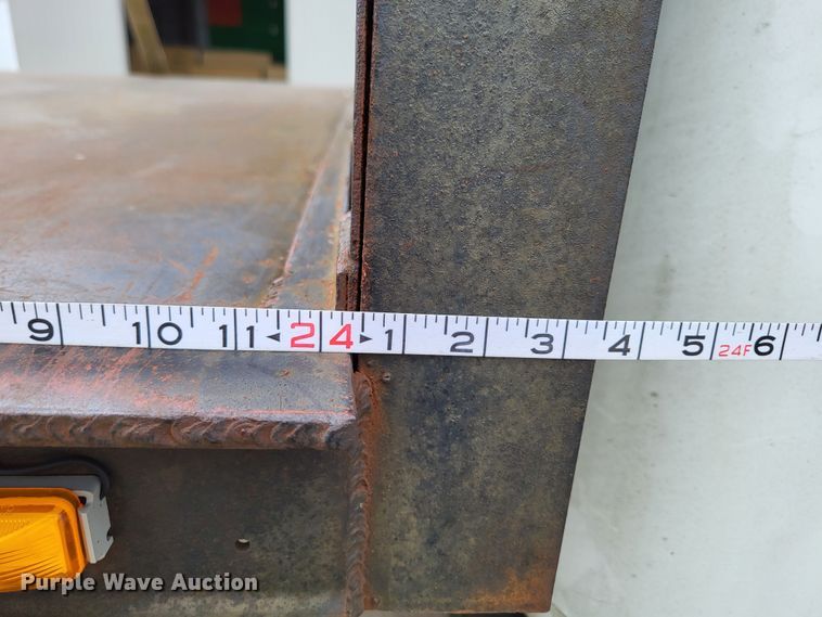 image for item DO3619 1993 International 4900  flatbed truck