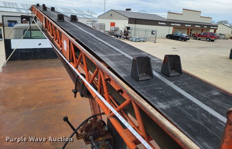 image for item DO3619 1993 International 4900  flatbed truck