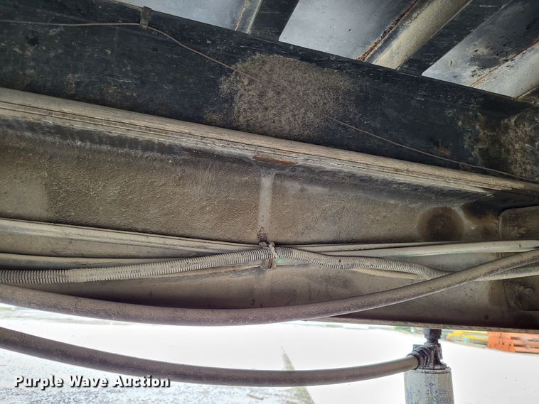 image for item DO3619 1993 International 4900  flatbed truck