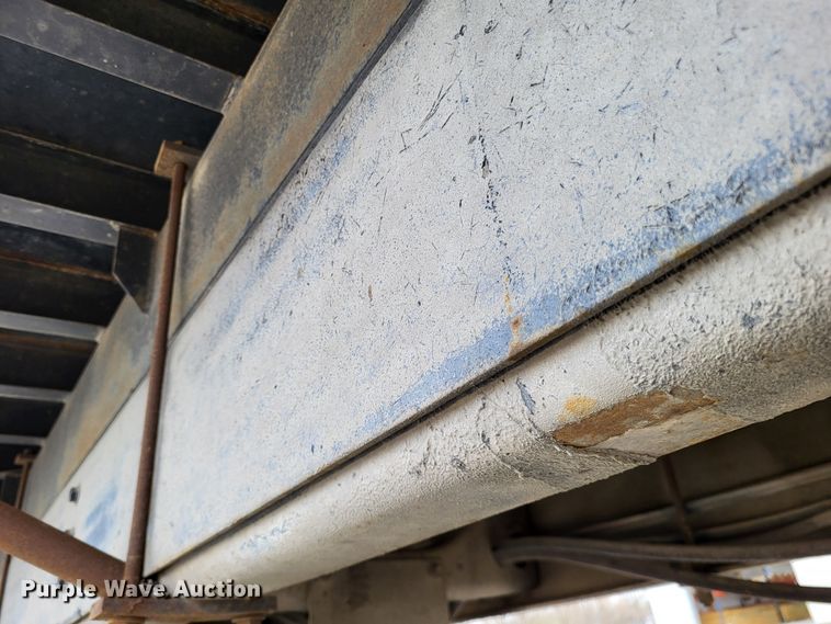 image for item DO3619 1993 International 4900  flatbed truck