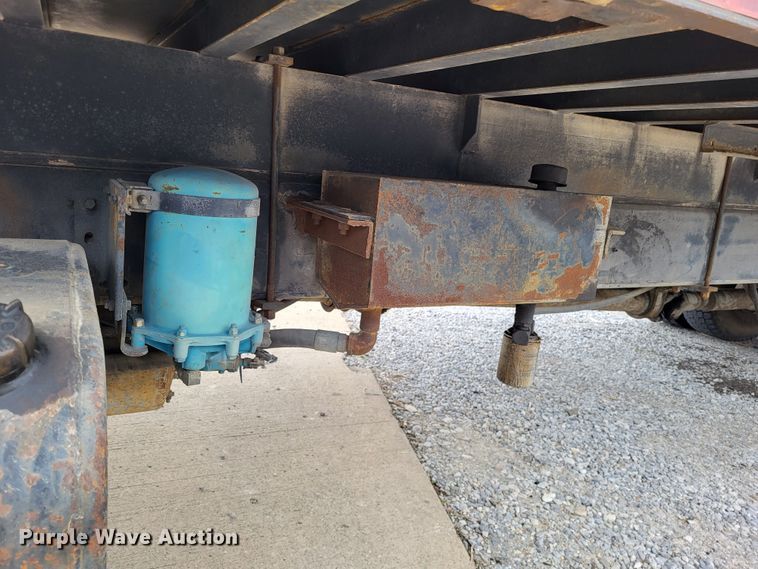 image for item DO3619 1993 International 4900  flatbed truck