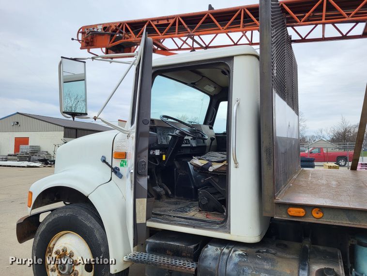 image for item DO3619 1993 International 4900  flatbed truck