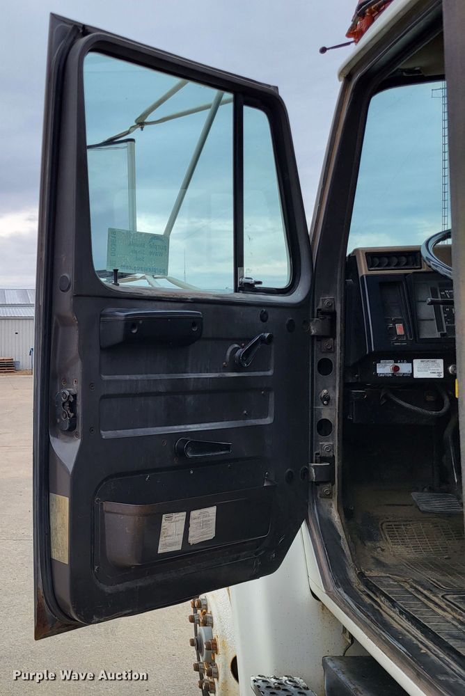 image for item DO3619 1993 International 4900  flatbed truck