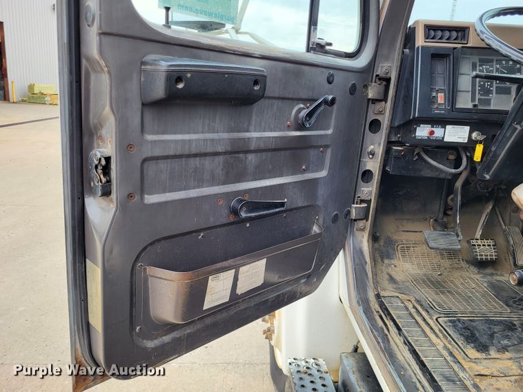 image for item DO3619 1993 International 4900  flatbed truck