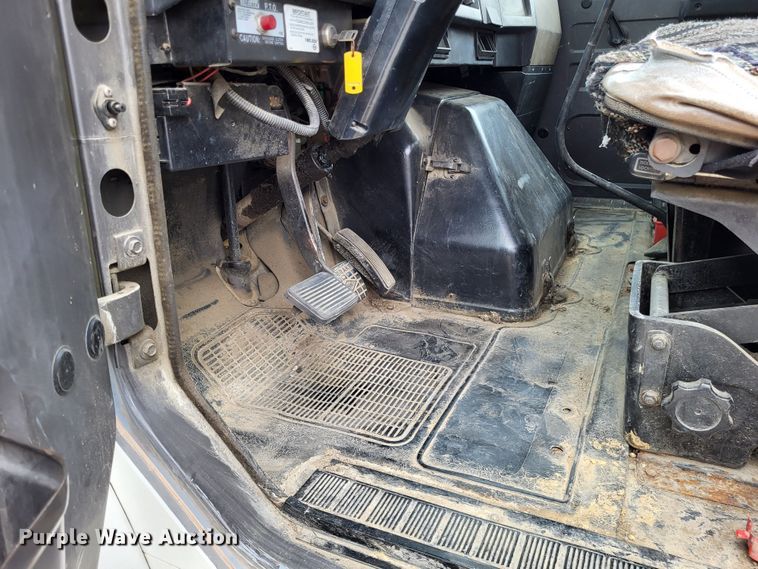 image for item DO3619 1993 International 4900  flatbed truck