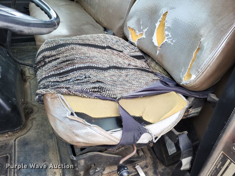 image for item DO3619 1993 International 4900  flatbed truck