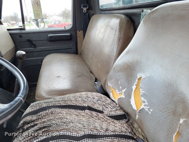 image for item DO3619 1993 International 4900  flatbed truck