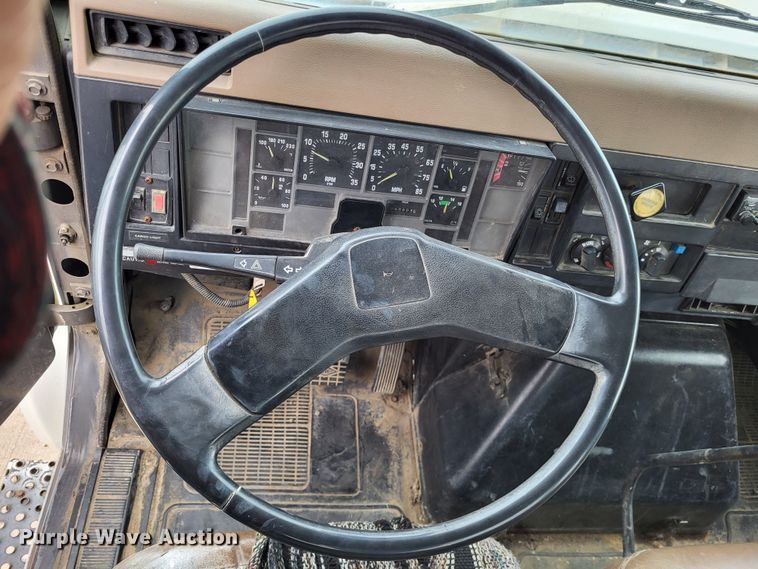 image for item DO3619 1993 International 4900  flatbed truck