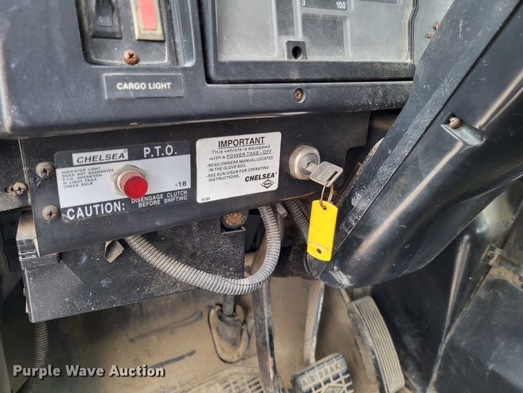 image for item DO3619 1993 International 4900  flatbed truck