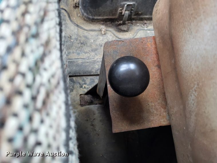 image for item DO3619 1993 International 4900  flatbed truck