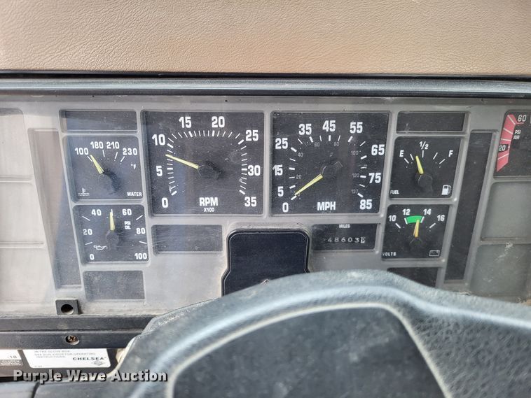 image for item DO3619 1993 International 4900  flatbed truck