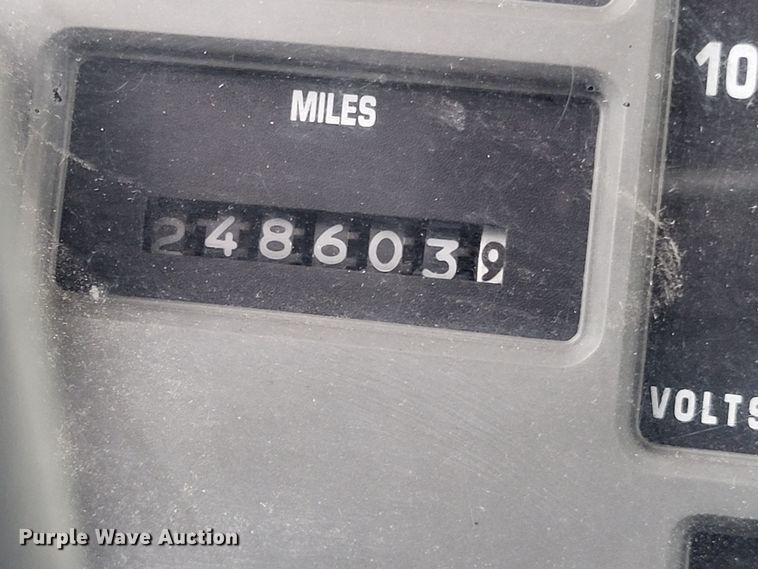 image for item DO3619 1993 International 4900  flatbed truck