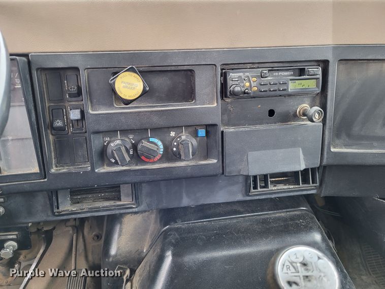 image for item DO3619 1993 International 4900  flatbed truck