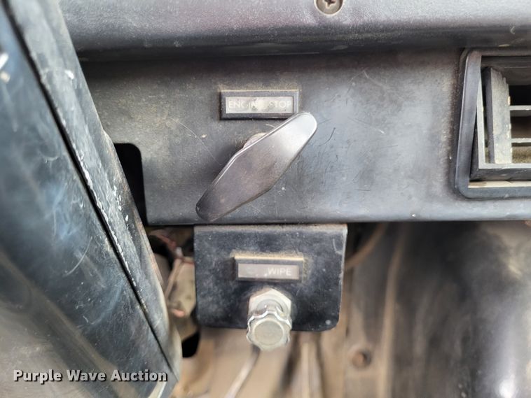 image for item DO3619 1993 International 4900  flatbed truck