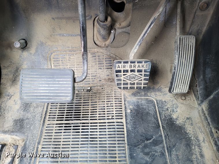 image for item DO3619 1993 International 4900  flatbed truck