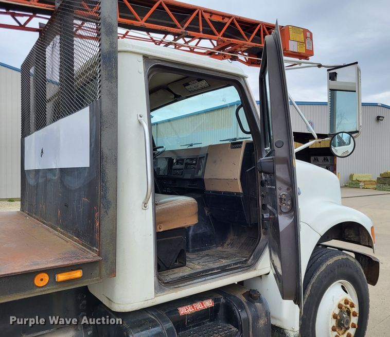 image for item DO3619 1993 International 4900  flatbed truck