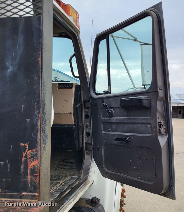 image for item DO3619 1993 International 4900  flatbed truck