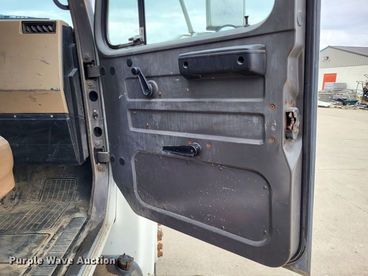 image for item DO3619 1993 International 4900  flatbed truck