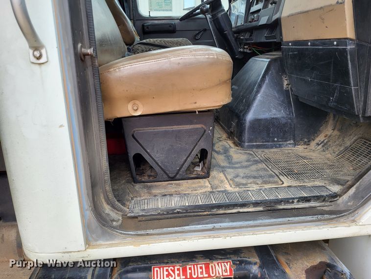 image for item DO3619 1993 International 4900  flatbed truck