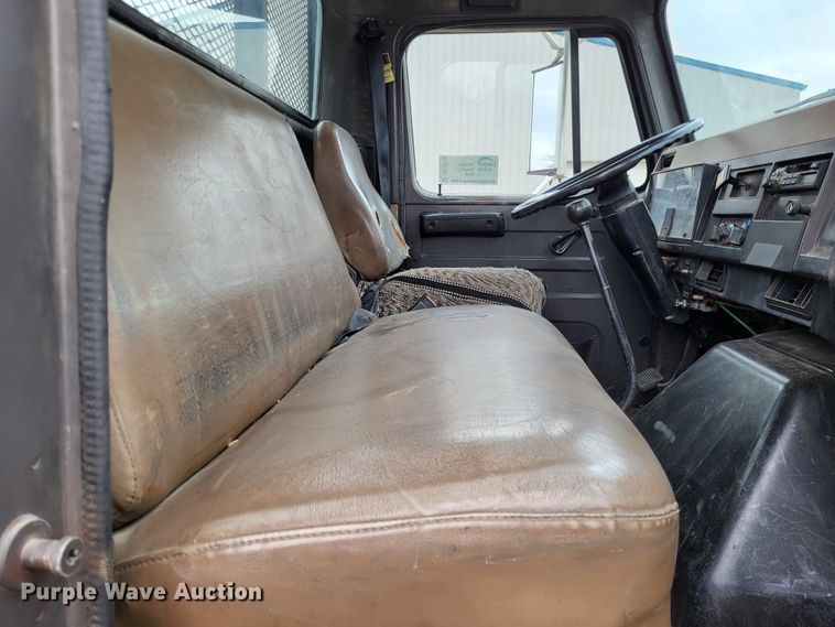 image for item DO3619 1993 International 4900  flatbed truck