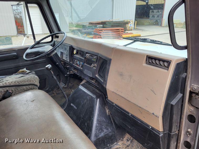 image for item DO3619 1993 International 4900  flatbed truck