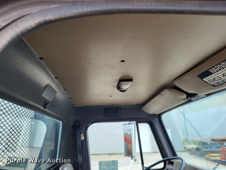 image for item DO3619 1993 International 4900  flatbed truck