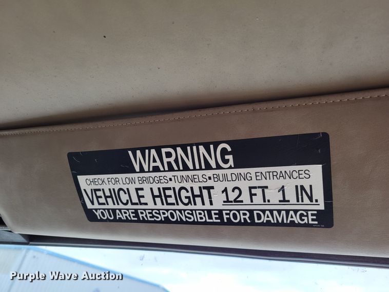 image for item DO3619 1993 International 4900  flatbed truck