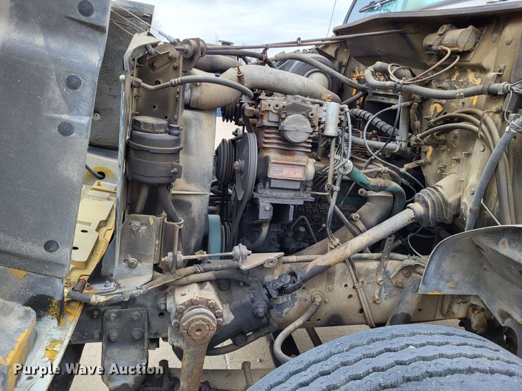 image for item DO3619 1993 International 4900  flatbed truck