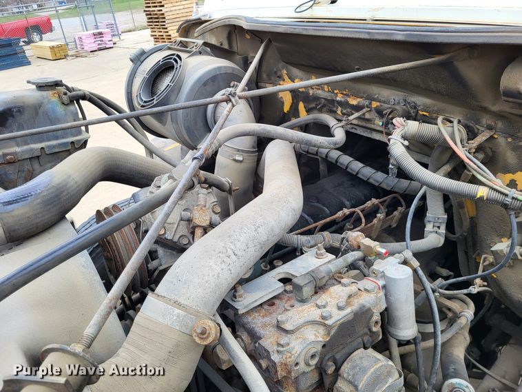 image for item DO3619 1993 International 4900  flatbed truck