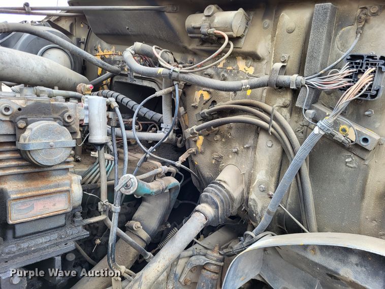 image for item DO3619 1993 International 4900  flatbed truck