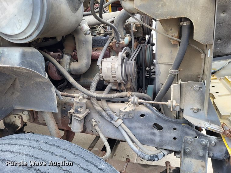 image for item DO3619 1993 International 4900  flatbed truck