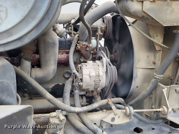 image for item DO3619 1993 International 4900  flatbed truck