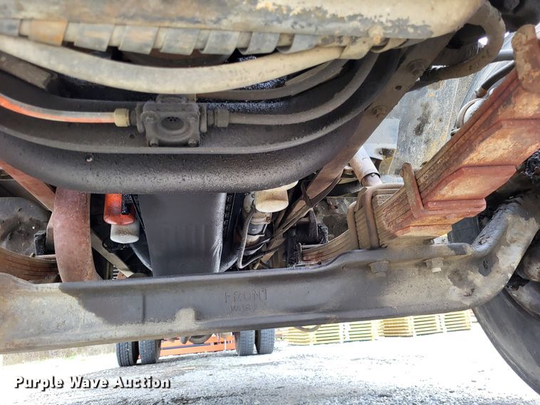 image for item DO3619 1993 International 4900  flatbed truck