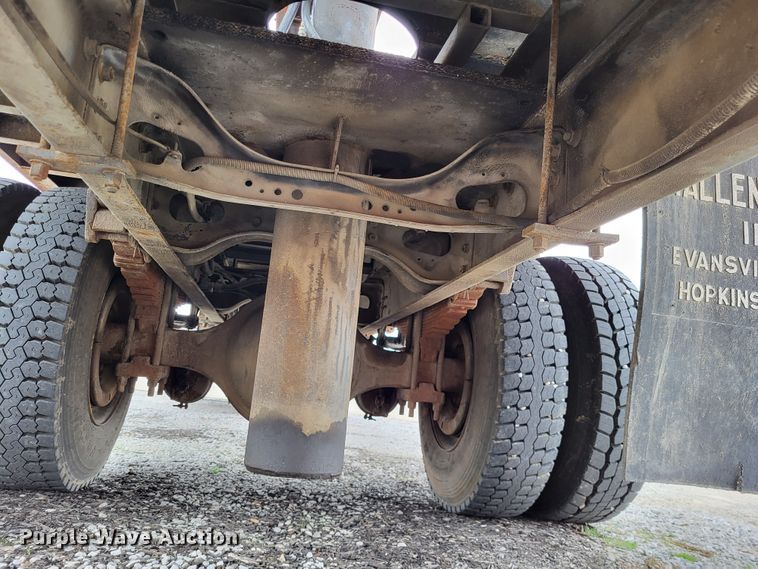 image for item DO3619 1993 International 4900  flatbed truck