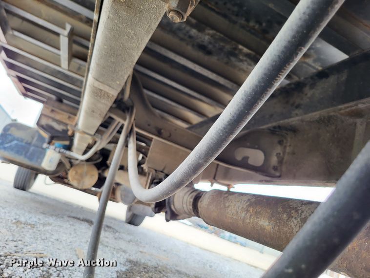 image for item DO3619 1993 International 4900  flatbed truck