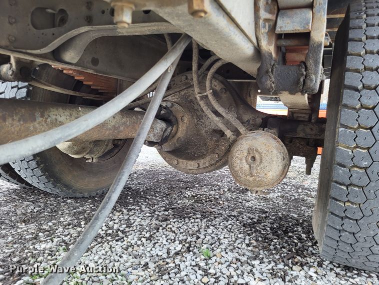 image for item DO3619 1993 International 4900  flatbed truck