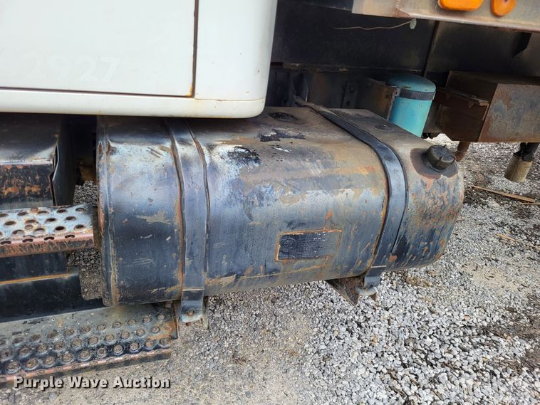 image for item DO3619 1993 International 4900  flatbed truck