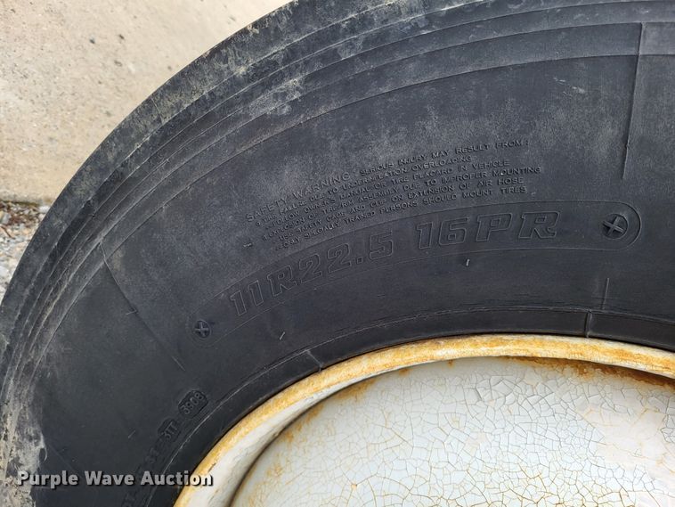 image for item DO3619 1993 International 4900  flatbed truck