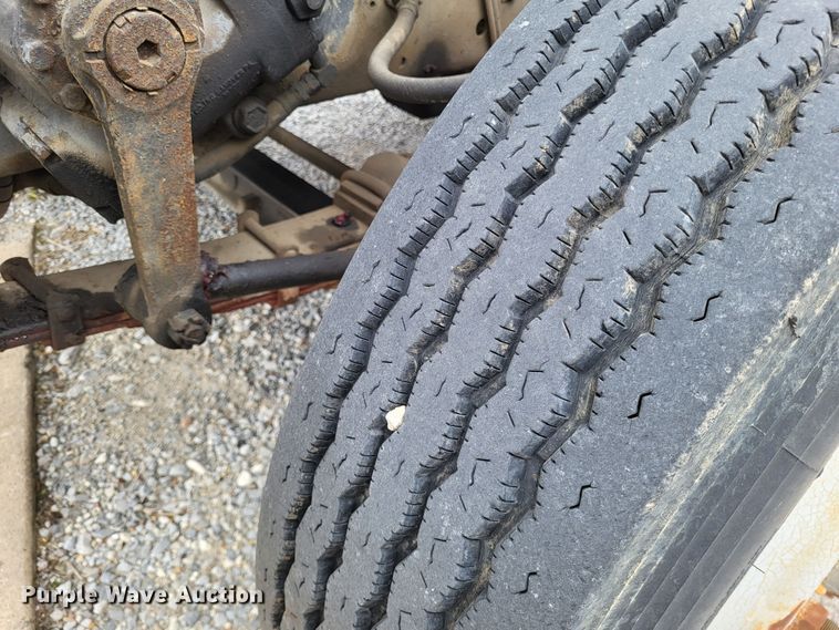 image for item DO3619 1993 International 4900  flatbed truck