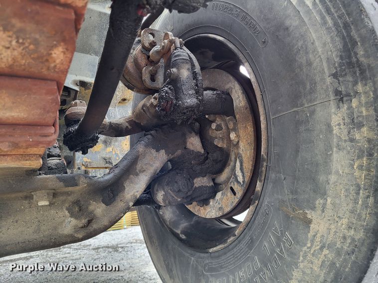 image for item DO3619 1993 International 4900  flatbed truck