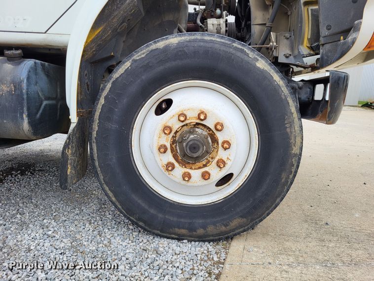 image for item DO3619 1993 International 4900  flatbed truck